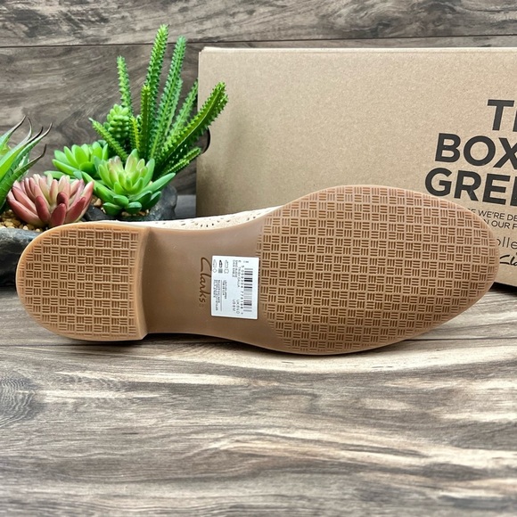 NIB Clarks Trish Calla Sand Suede Smoking Loafer Flats Perforated 8M 39 - Picture 9 of 12